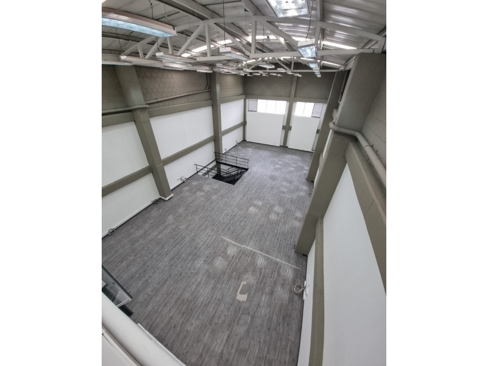 ARRIENDO BODEGA ENGATIVA 617 M2 30 KVA - 1