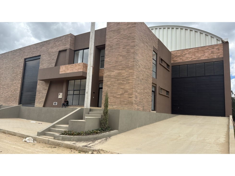 ARRIENDO BODEGA PARQUE INDUSTRIAL MADRID 1.357 M2 25 KVA - 2