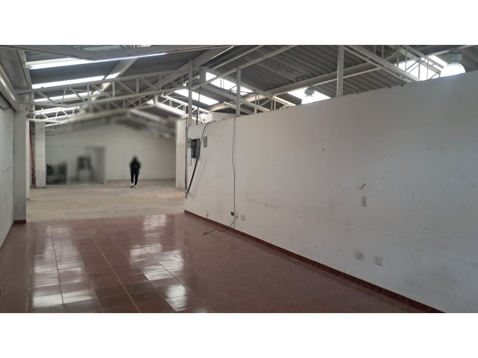 ARRIENDO BODEGA BARRIOS UNIDOS 500 M2