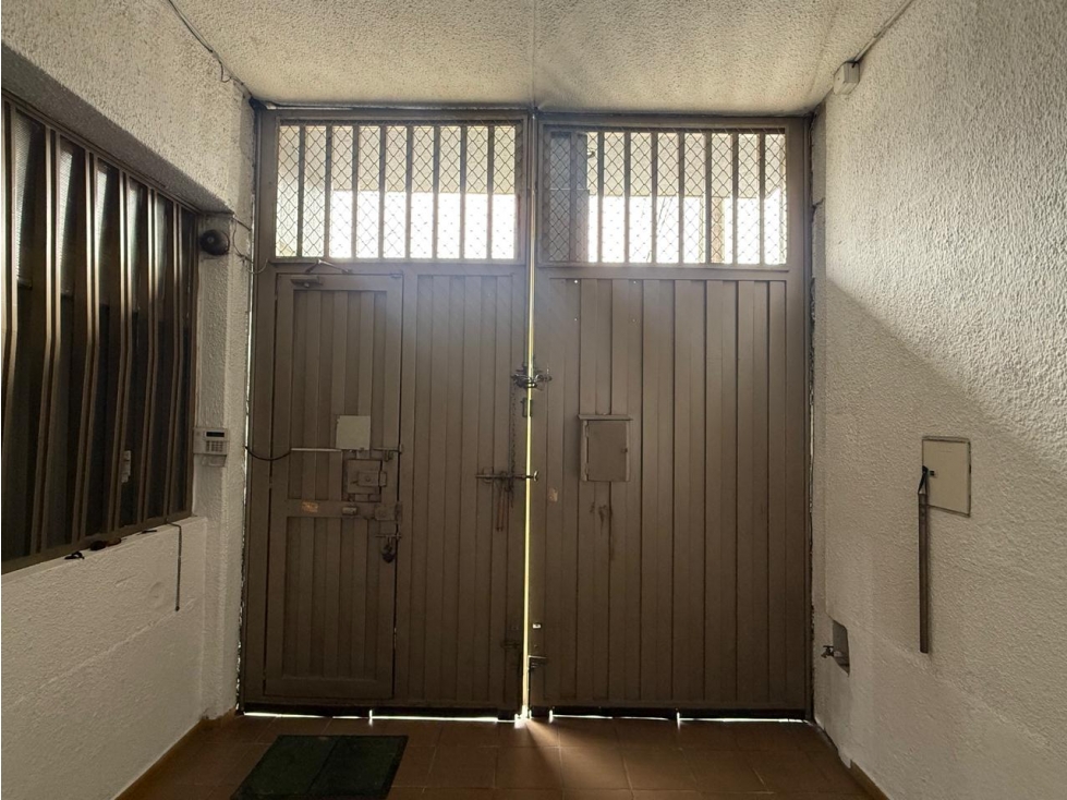 ARRIENDO BODEGA BENJAMIN HERRERA 650 M2 - 2
