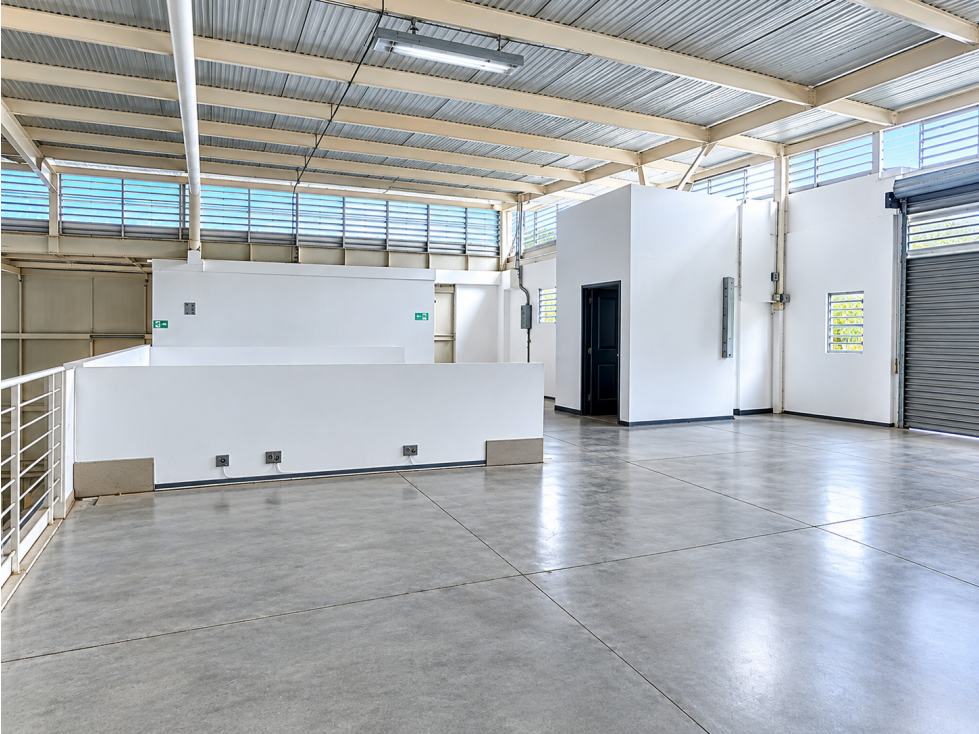 ARRIENDO BODEGA PARQUE INDUSTRIAL SIBERIA 650 M2. - 1