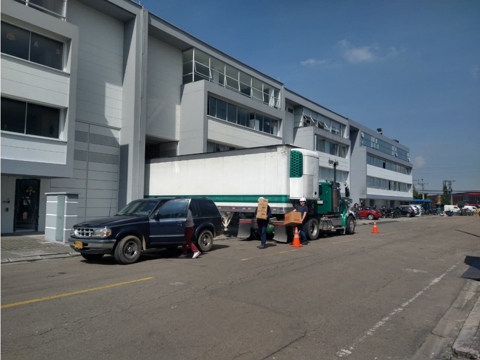 ARRIENDO BODEGA ENGATIVA 617 M2 30 KVA - 4