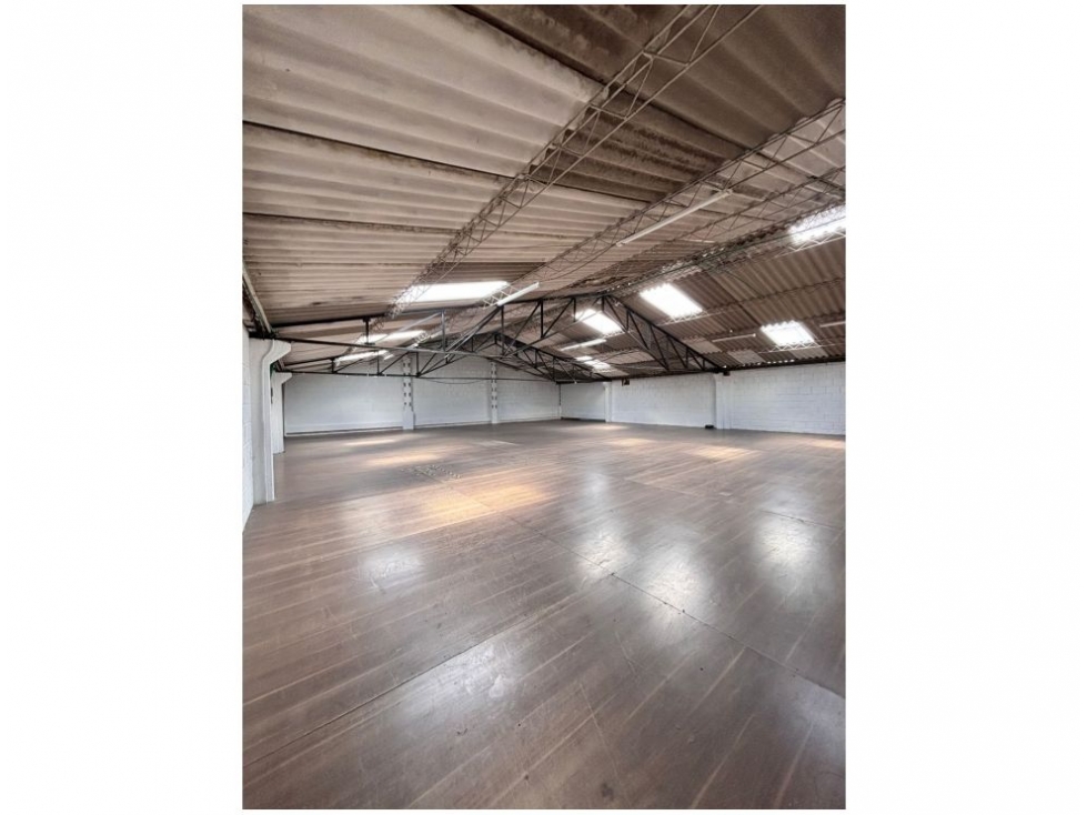ARRIENDO BODEGA BARRIOS UNIDOS 850 M2 — foto 3