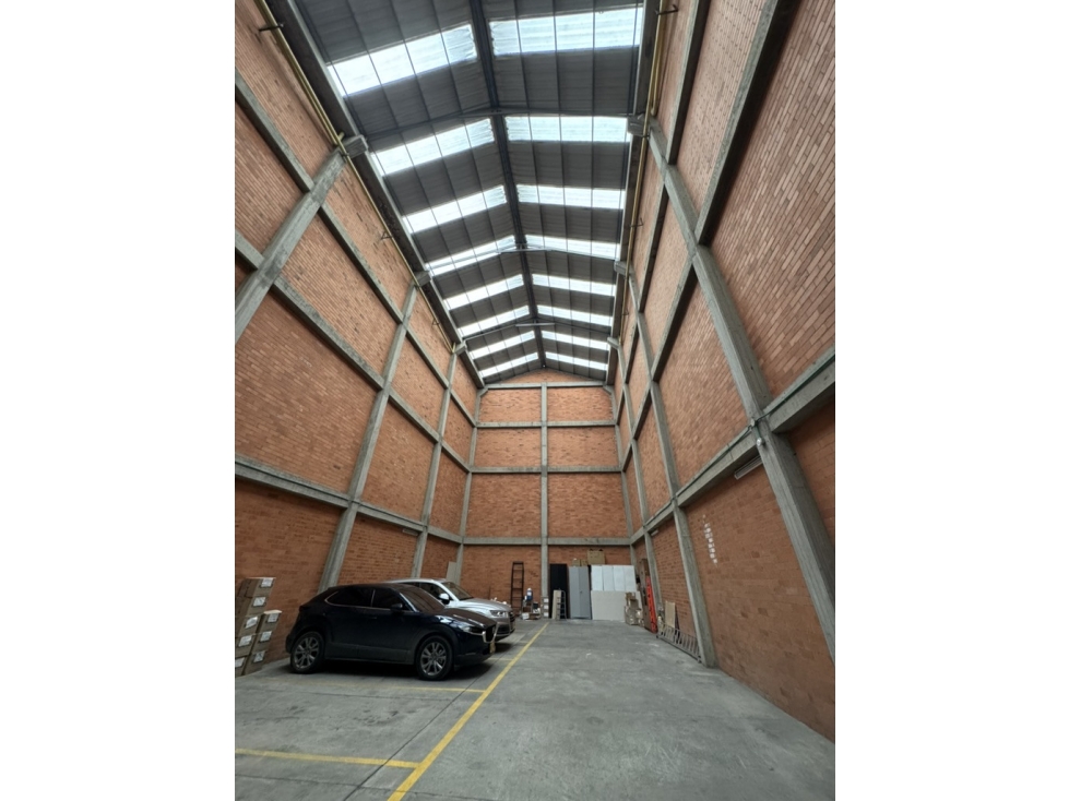 VENTA Y/O ARRIENDO BODEGA TOBERIN 1.032 M2