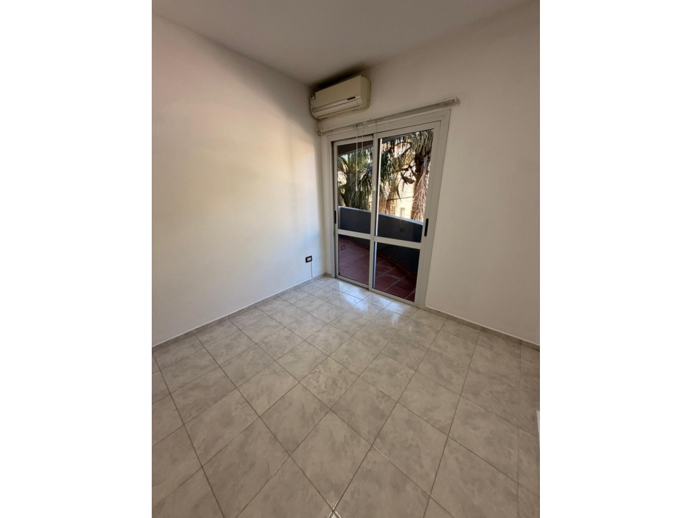 En venta depto 2 dormitorios a 300 de la peatonal. Pileta y cochera. — foto 3