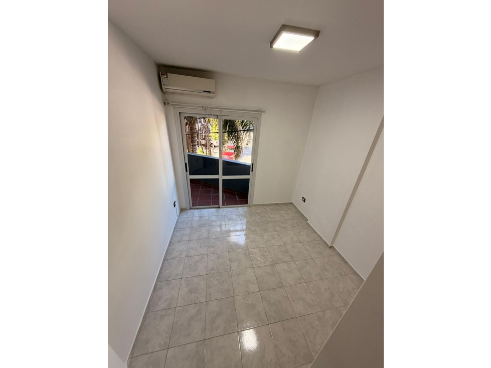 En venta depto 2 dormitorios a 300 de la peatonal. Pileta y cochera. — foto 2