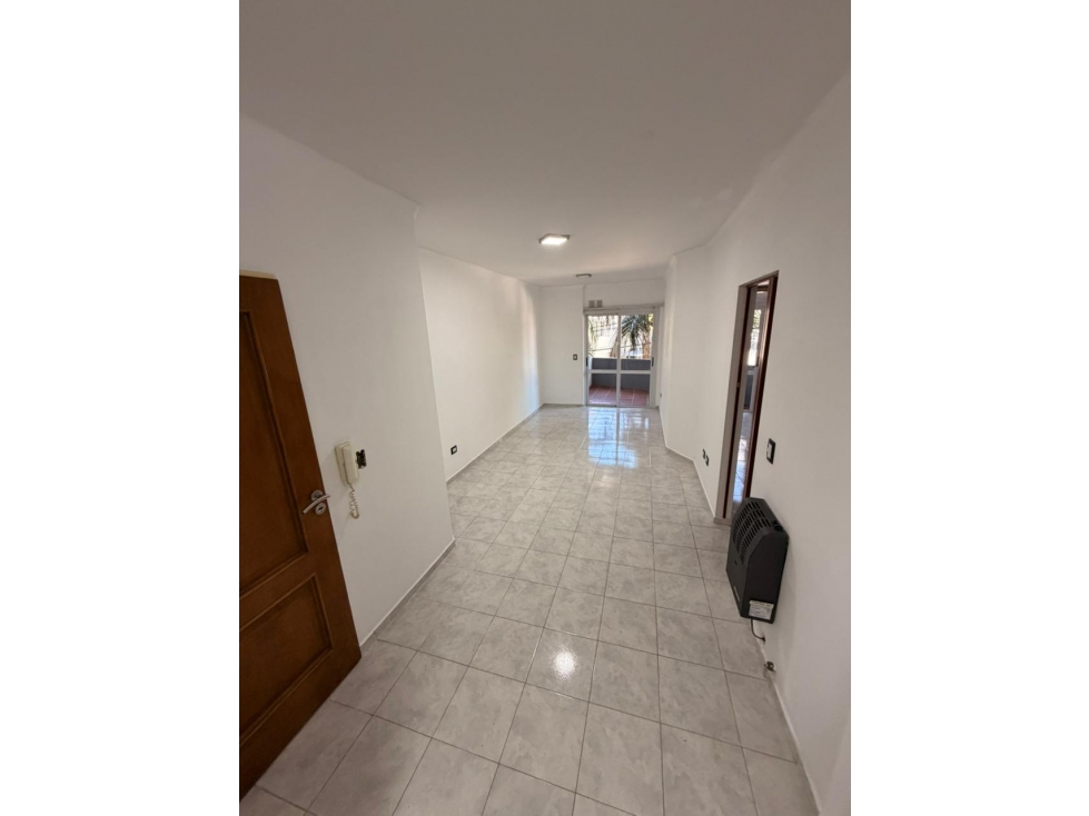 En venta depto 2 dormitorios a 300 de la peatonal. Pileta y cochera.