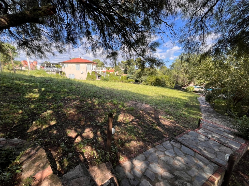 En Venta imponente terreno con mejoras, centro de Mina Clavero - 2