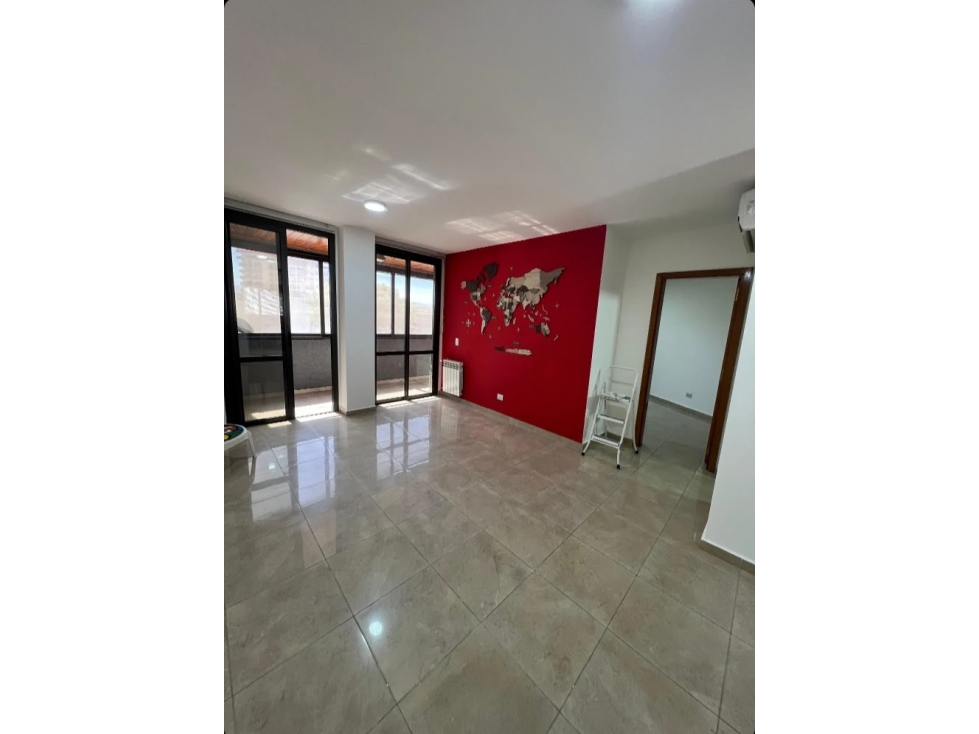 En venta depto de 1 dorm sobre avenida principal, cochera y pileta