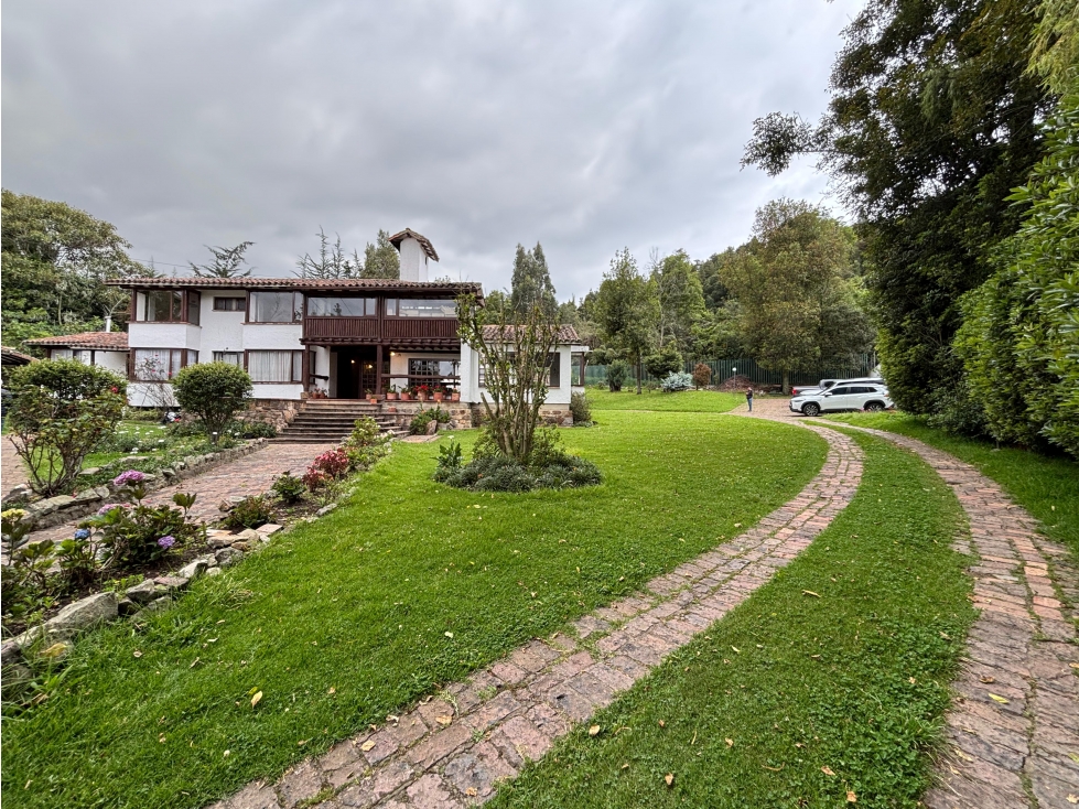 Venta o arriendo de lote con 4 casas en San José de Bavaria, Bogotá