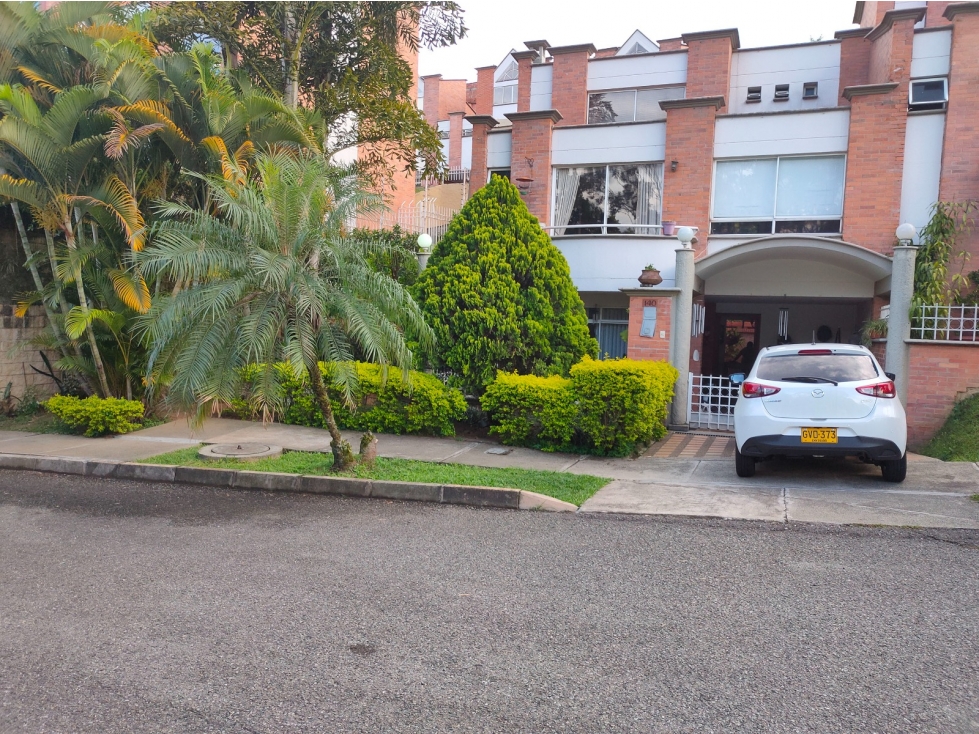 Casa Esquinera en Venta Envigado