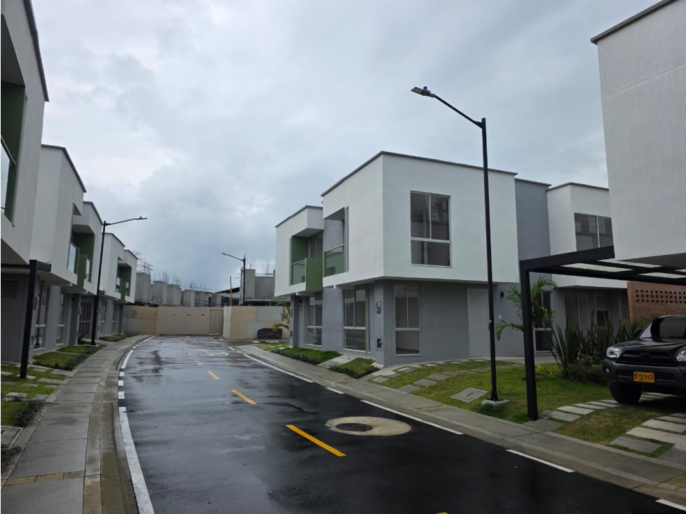 CASA ESQUINERA PARA ESTRENAR A 5 MINUTOS DE PEREIRA!!!