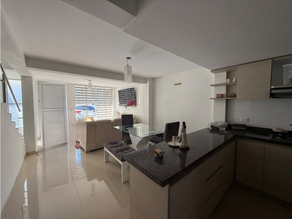 CASA DÚPLEX SEGURA Y EN EXCELENTES CONDICIONES — foto 2