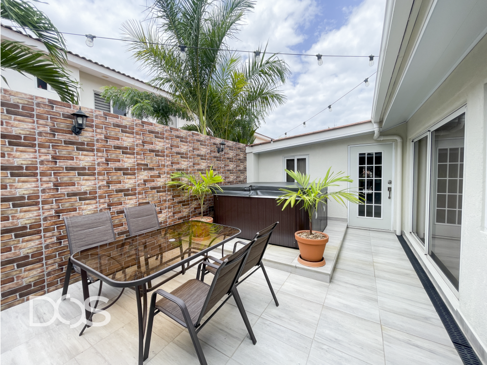 Venta de Casa Remodelada en Reserva de Versalles, Con Jacuzzi - 2