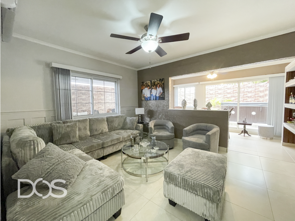 Venta de Casa Remodelada en Reserva de Versalles, Con Jacuzzi - 4