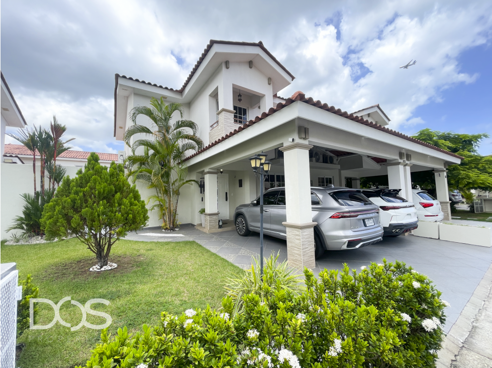 Venta de Casa Remodelada en Reserva de Versalles, Con Jacuzzi