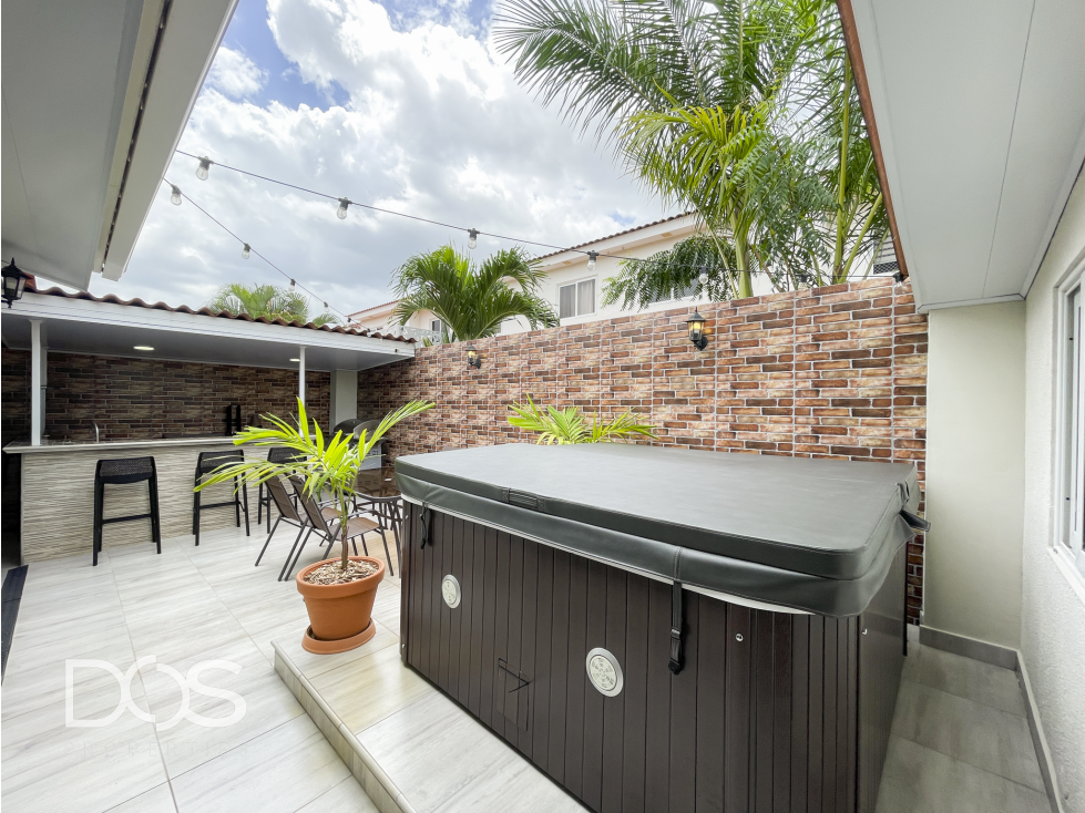 Venta de Casa Remodelada en Reserva de Versalles, Con Jacuzzi - 3