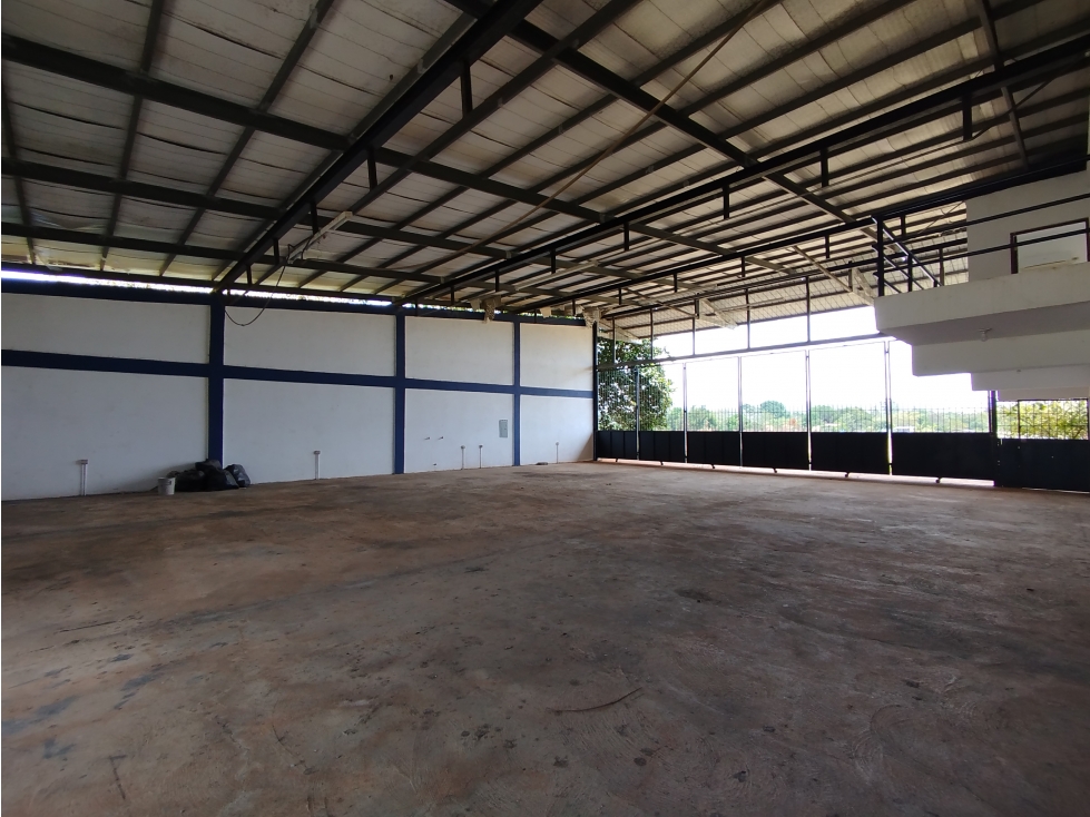 Hangar en Venta en Calzada Larga con Oficina y Apartamento $120,000 — foto 3
