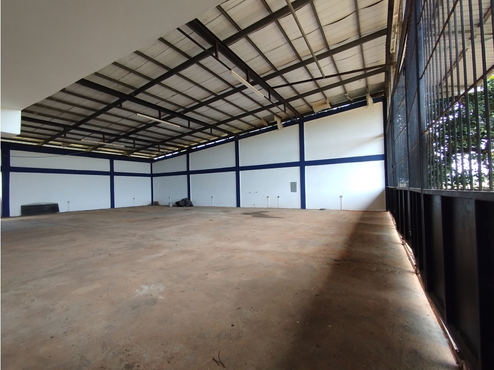Hangar en Venta en Calzada Larga con Oficina y Apartamento $120,000 — foto 4