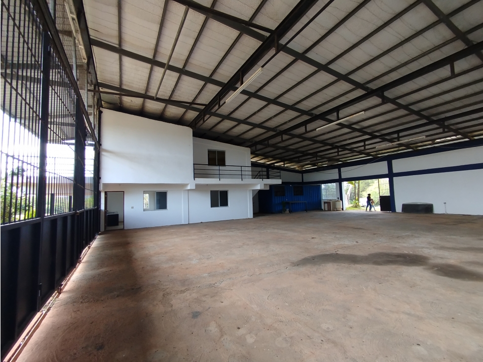 Hangar en Venta en Calzada Larga con Oficina y Apartamento $120,000 — foto 5