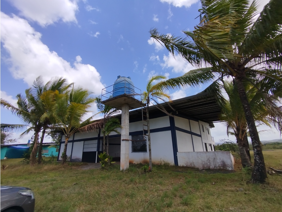 Hangar en Venta en Calzada Larga con Oficina y Apartamento $120,000