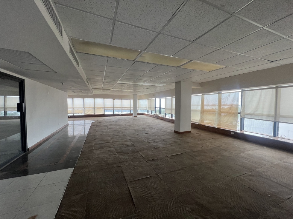 En Venta Oficina Reposeída en PH Torre BAC, Avenida Balboa