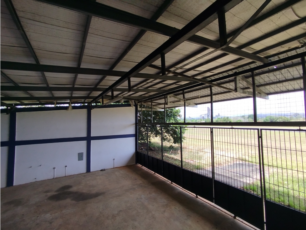 Hangar en Venta en Calzada Larga con Oficina y Apartamento $120,000 — foto 2