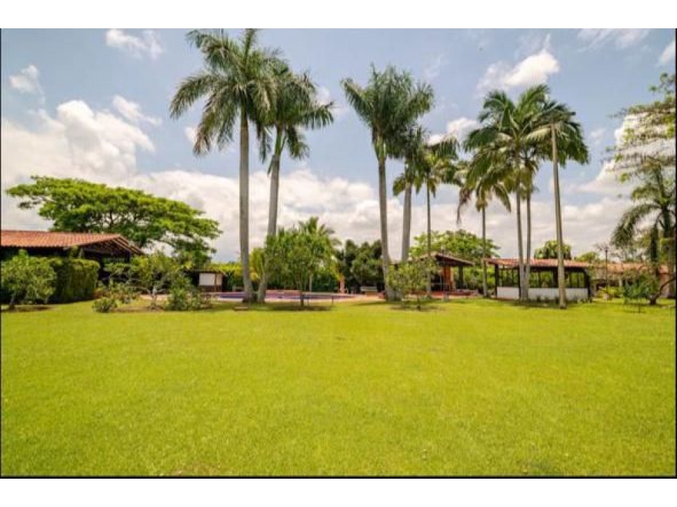 Se vende hermosa casa campestre ,en cerritos vía la Virgina.