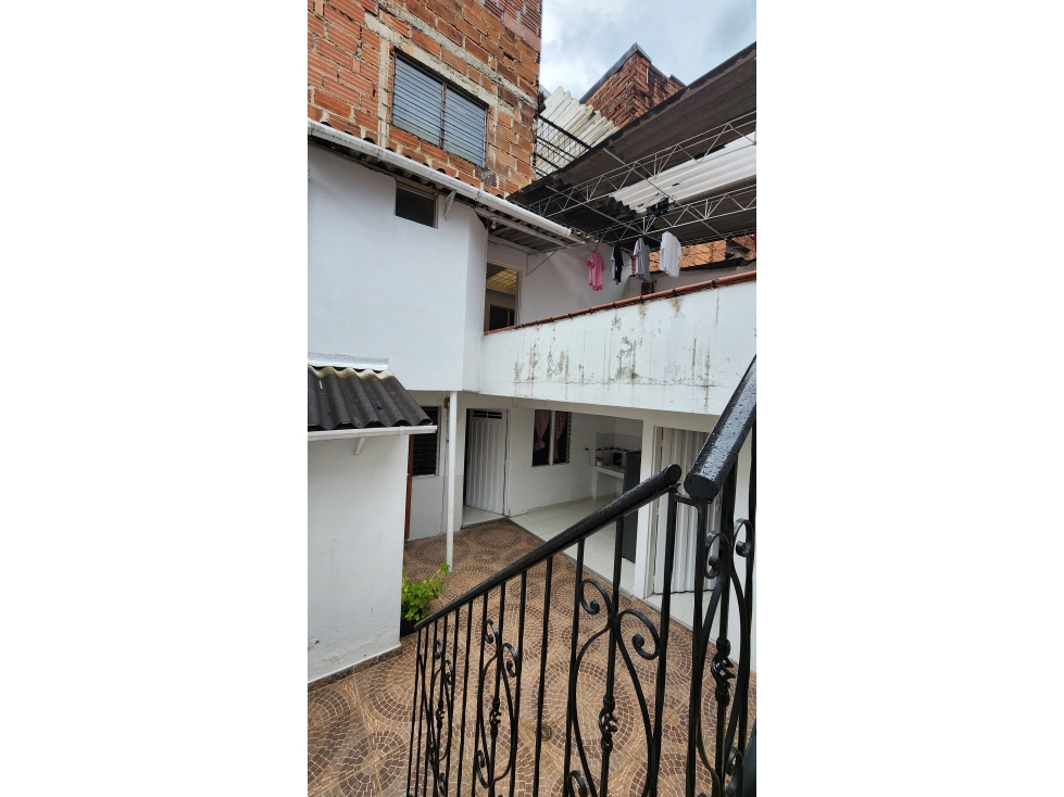 Casa con Sotano + Local Comercial en Venta Campo Valdes Medellin — foto 2