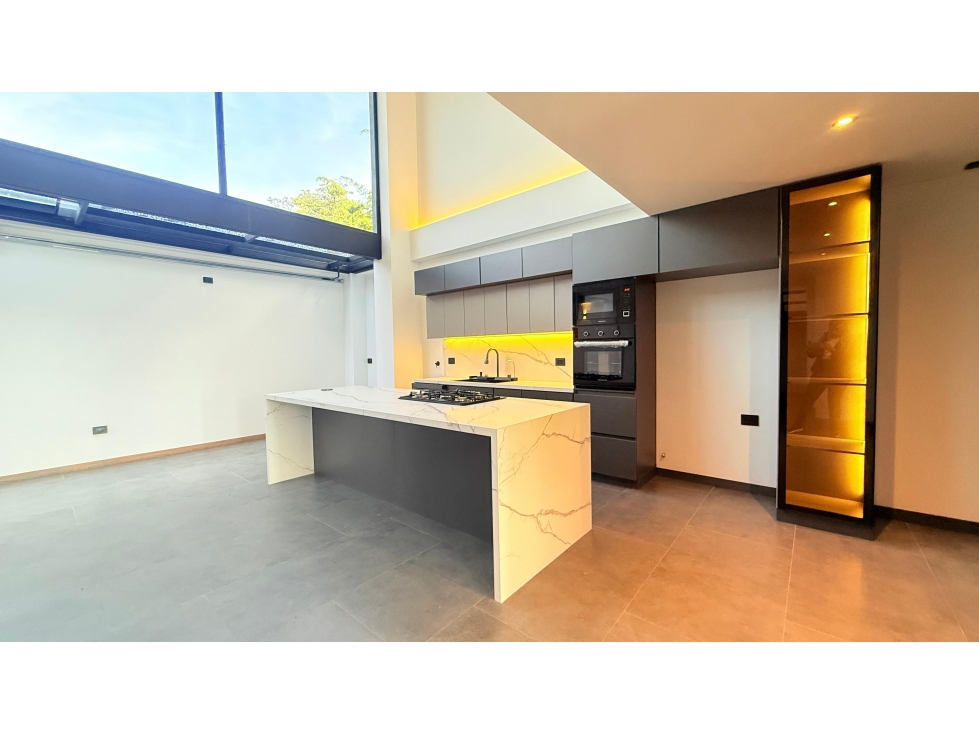 CASA EN VENTA EN LLANOGRANDE - UNIDAD CERRADA
