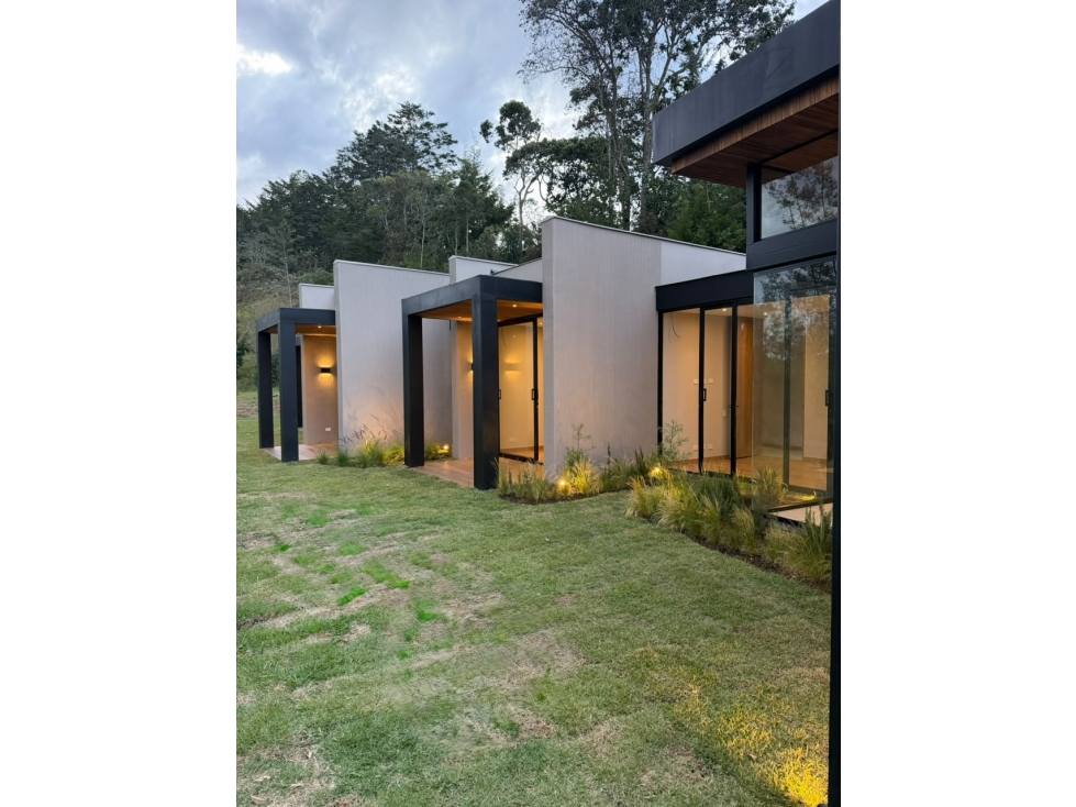 CASA FINCA ESPECTACULAR A LA VENTA EN EL RETIRO - URBANIZACIÓN CERRADA