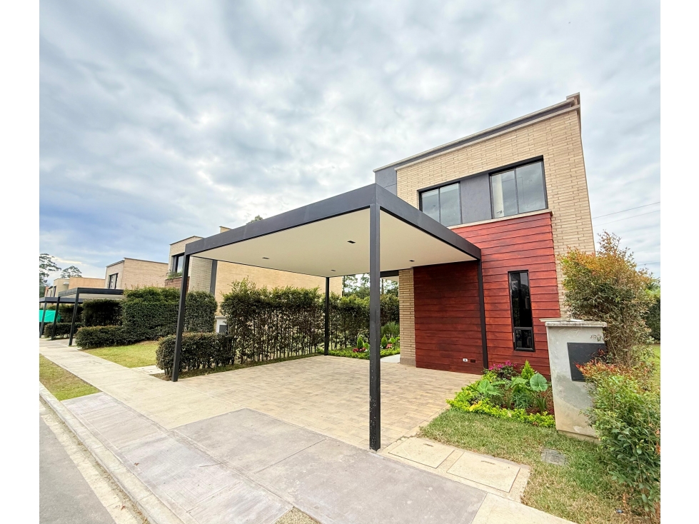EXCLUSIVA CASA EN VENTA EN VÍA LLANOGRANDE - PARA ESTRENAR