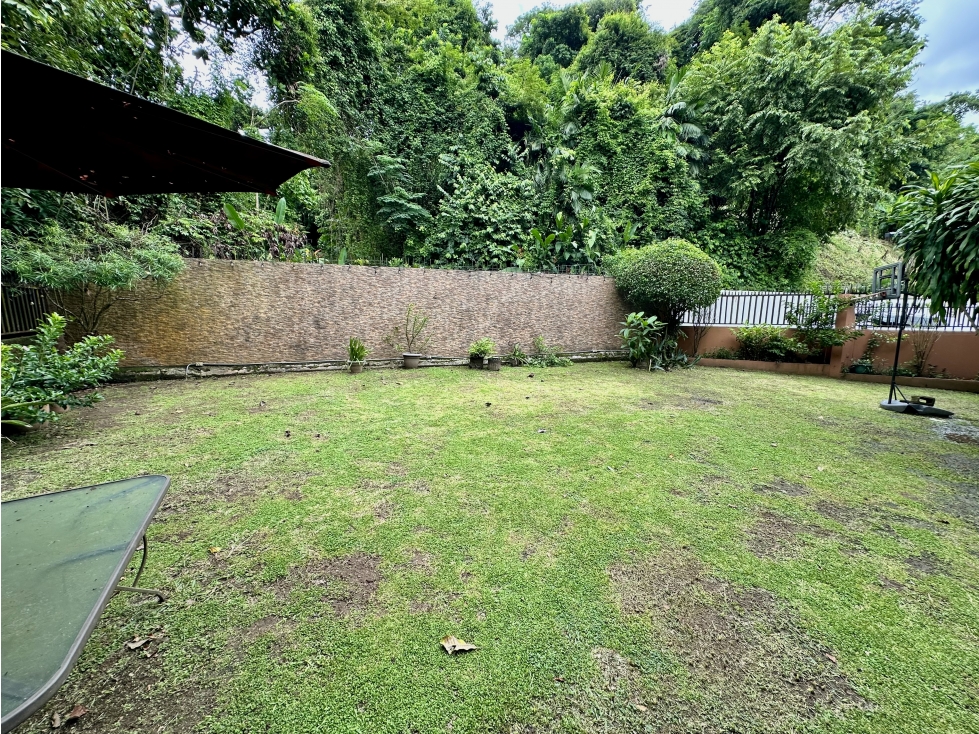 Se vende casa con patio en Condado del Rey - 2