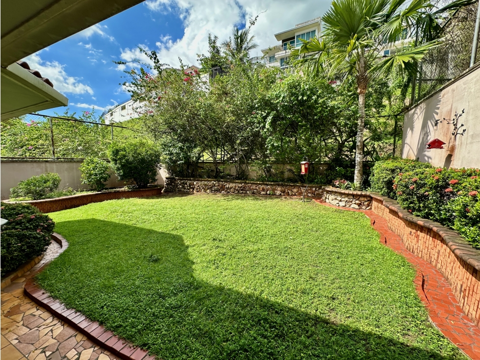 Venta de casa con patio en Altos de Panama — foto 2