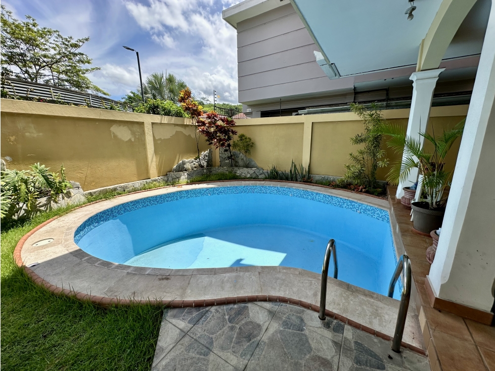 Se vende casa en Altos de Panama con piscina y patio — foto 4