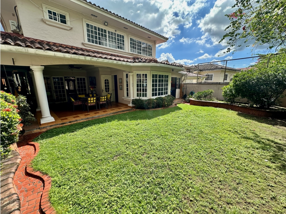 Venta de casa con patio en Altos de Panama