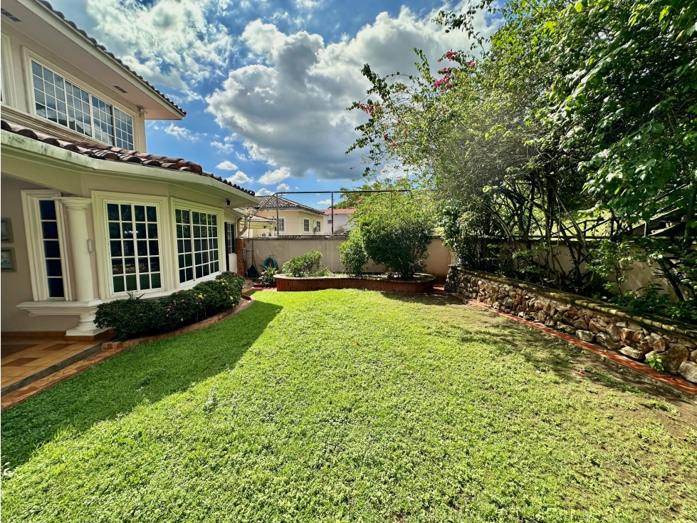 Venta de casa con patio en Altos de Panama — foto 4