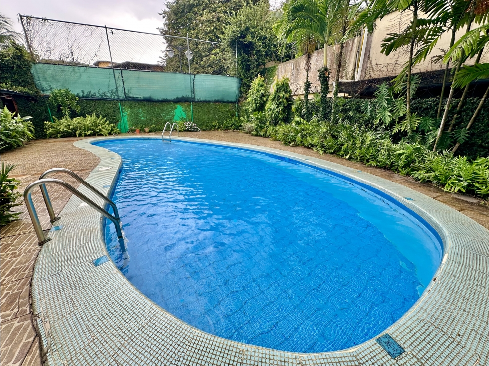 Se vende casa en El Carmen, con local incluido - 2