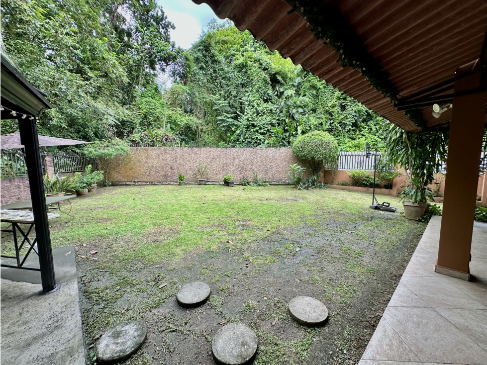 Se vende casa con patio en Condado del Rey - 4
