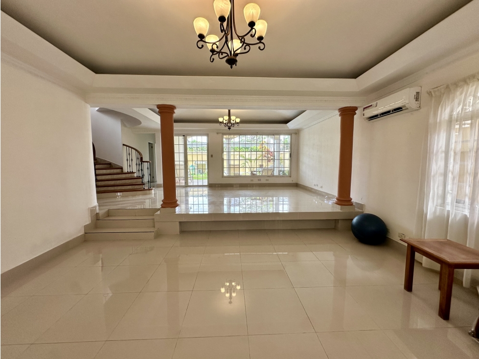 Se vende casa en Altos de Panama con piscina y patio — foto 6