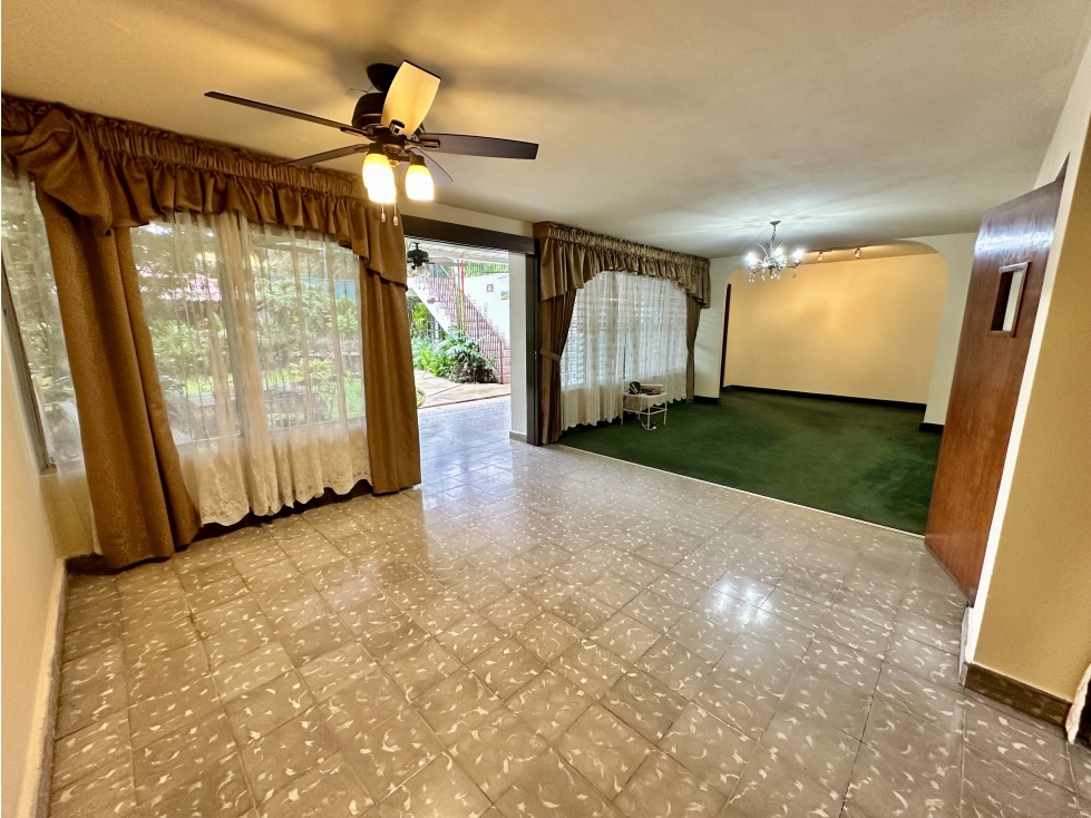 Se vende casa en El Carmen, con local incluido - 6