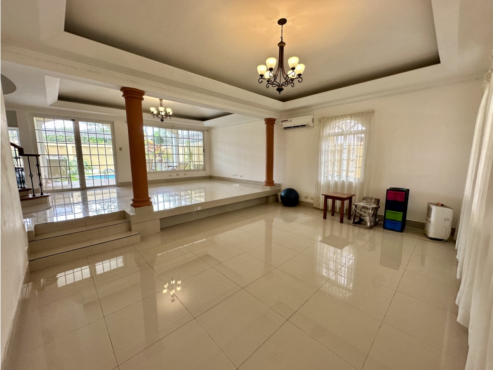 Se vende casa en Altos de Panama con piscina y patio — foto 5