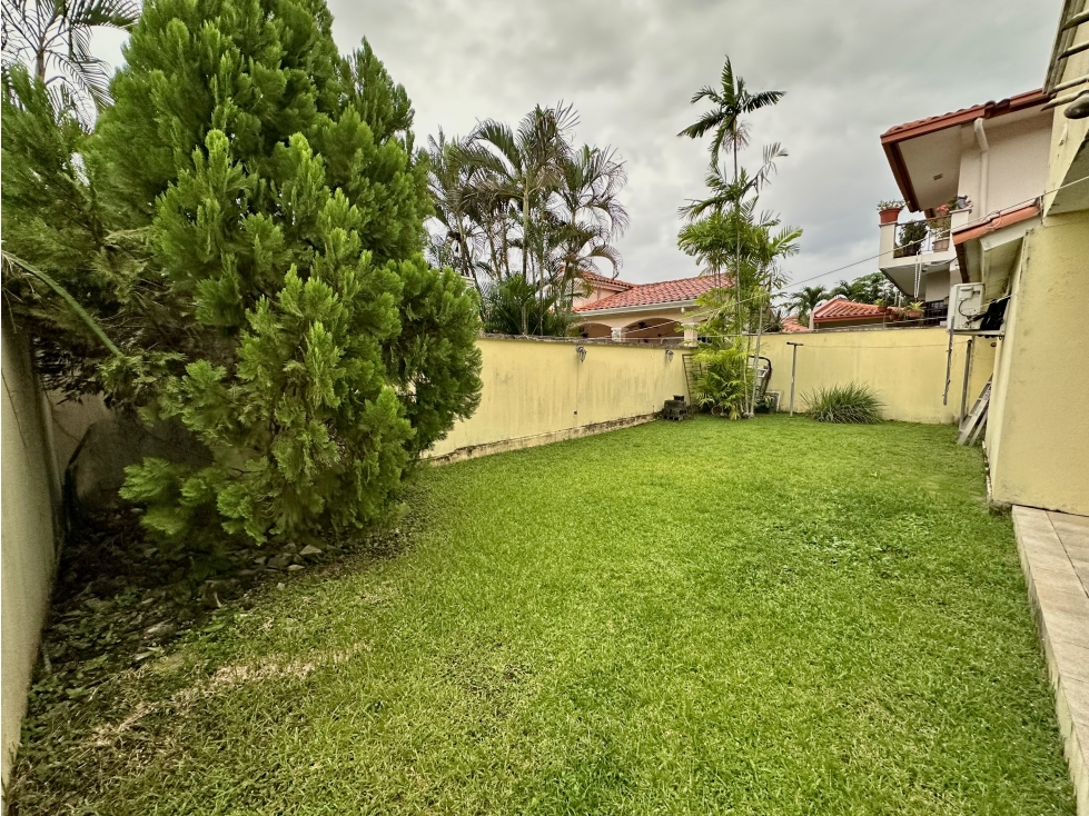 Se vende casa con patio en Altos de Panama