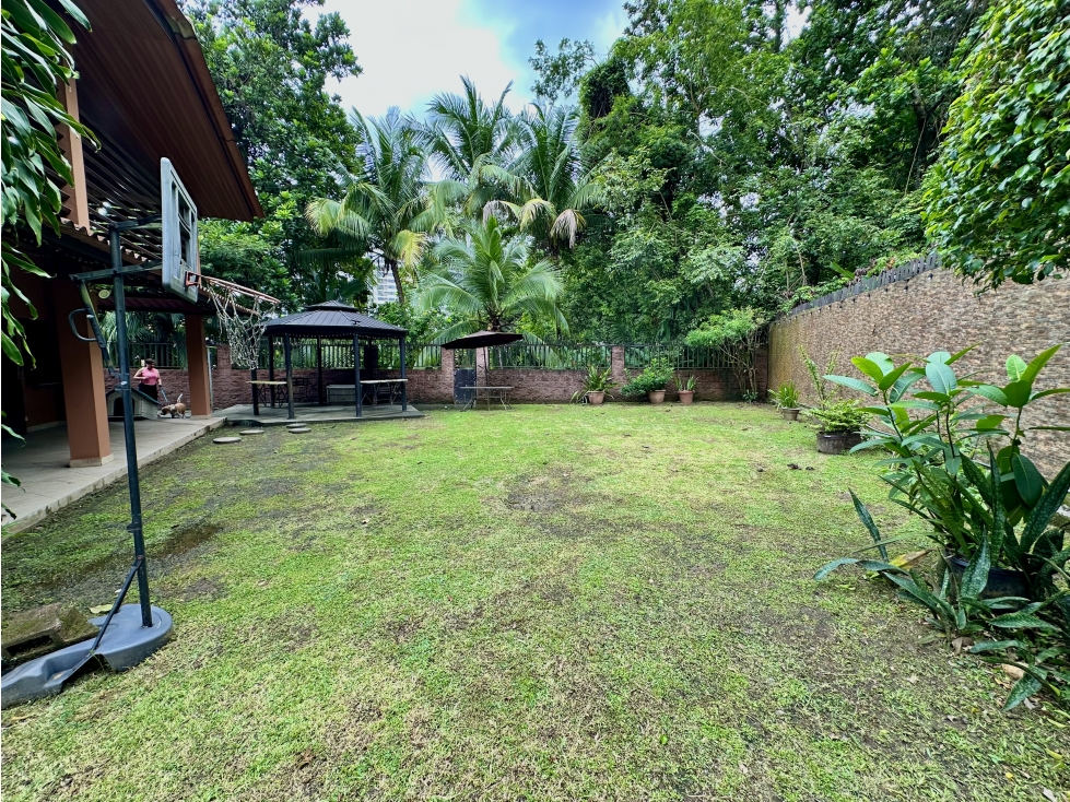 Se vende casa con patio en Condado del Rey - 1