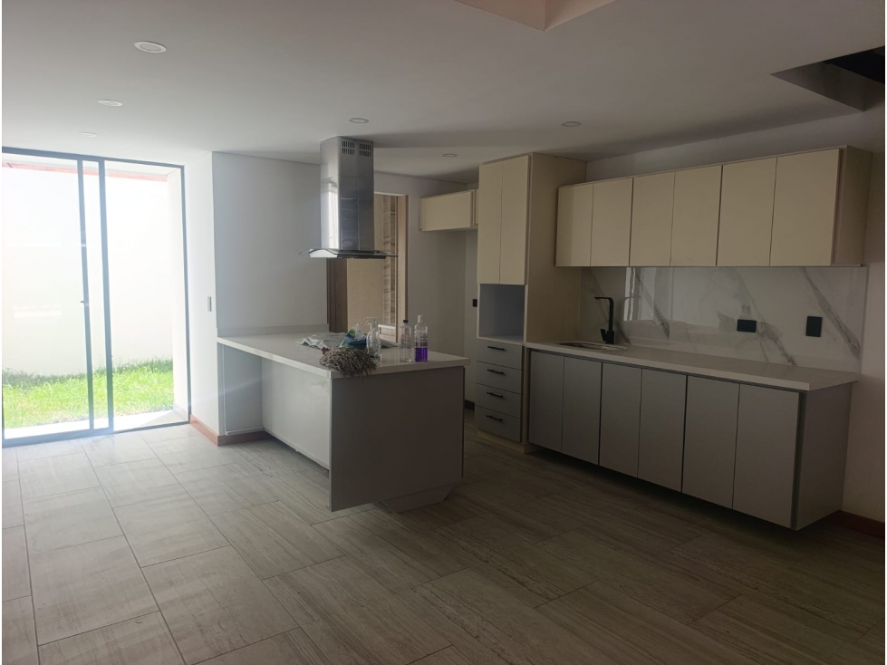 HERMOSA CASA EN VENTA EN EL CENTRO DE COTA — foto 4
