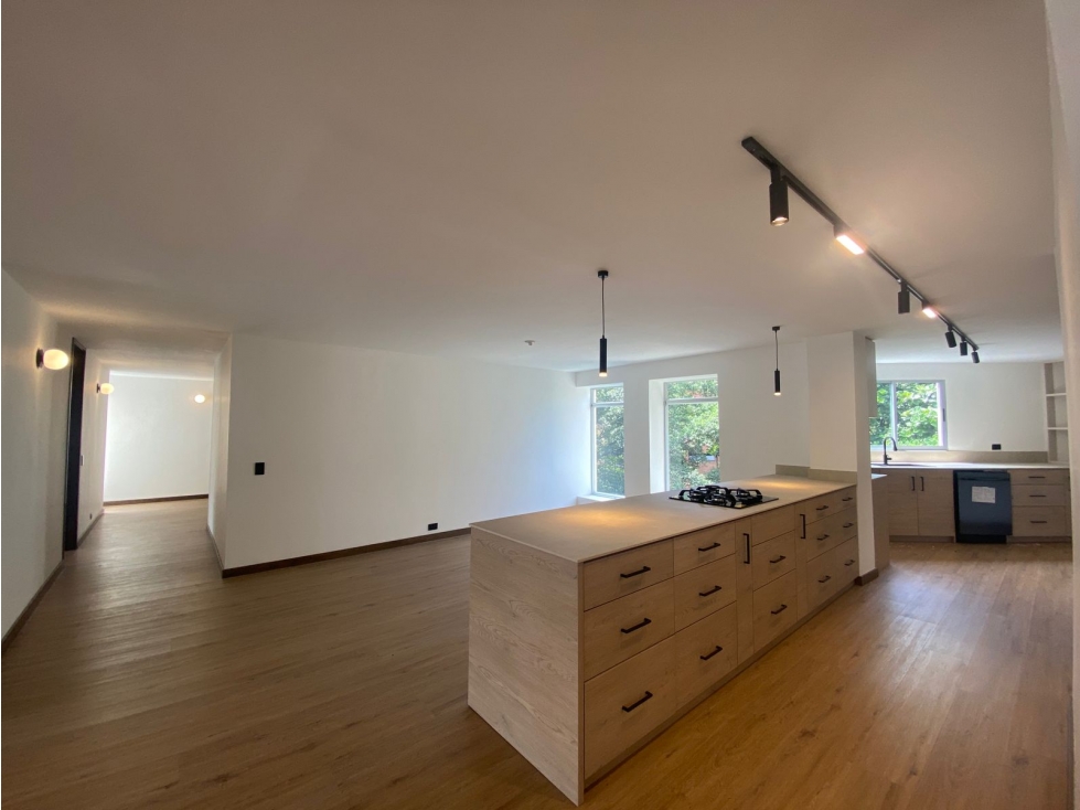 Increible apartamento remodelado en venta, ubicado en milla de oro — foto 2
