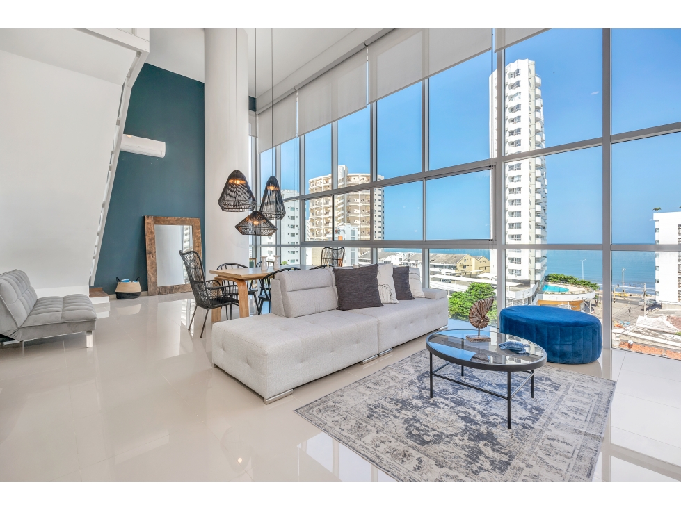 Exclusivo Dúplex con Vista al Mar y Ciudad Amurallada