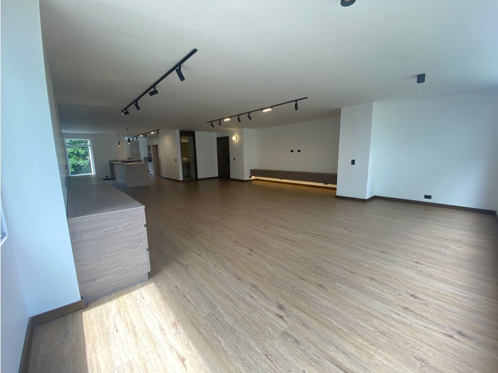 Increible apartamento remodelado en venta, ubicado en milla de oro — foto 3