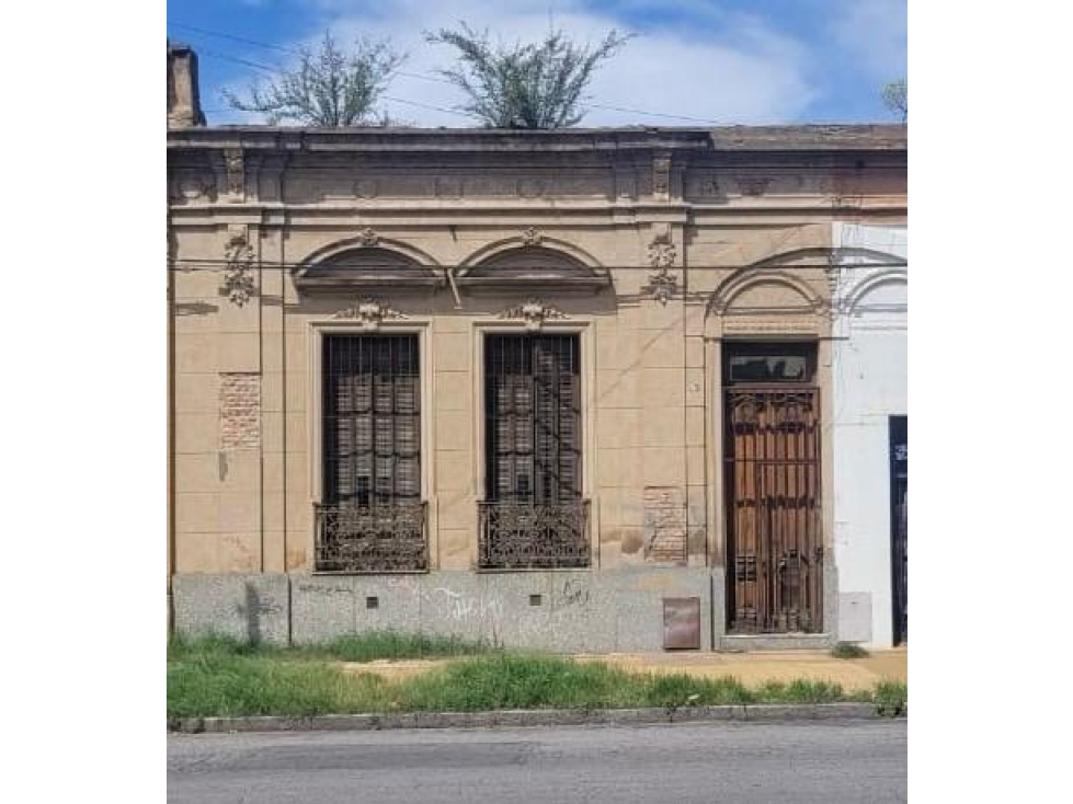 Casa a RECICLAR/DEMOLER con amplio lote en barrio La Estación
