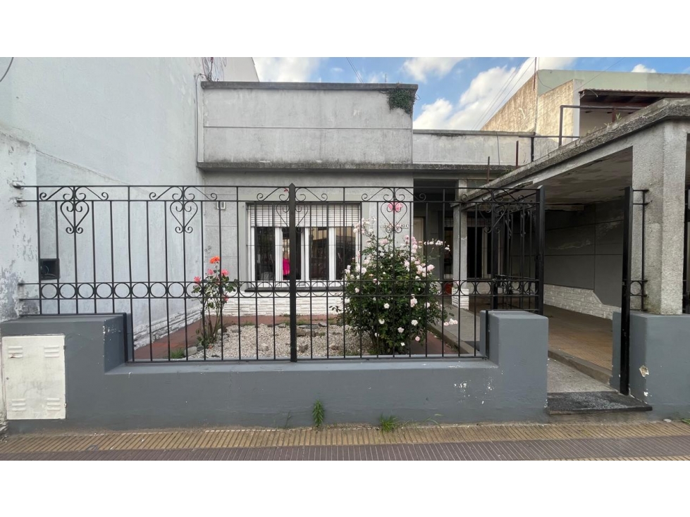 CASA CENTRICA "25 DE MAYO" con DEPARTAMENTO Y QUINCHO - 1